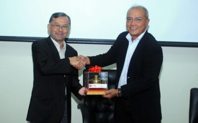 PAUTM deputy president presented a souvenir to YBhg Prof. Dr. Shamsul Shahibudin – Deputy Vice-Chancellor of UTM Representative