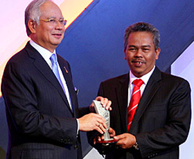 LES ‘COPAQUE PRODUCTION SDN BHD ACCEPTS THE NEF-AWANI ICT SPECIAL AWARDS 2010